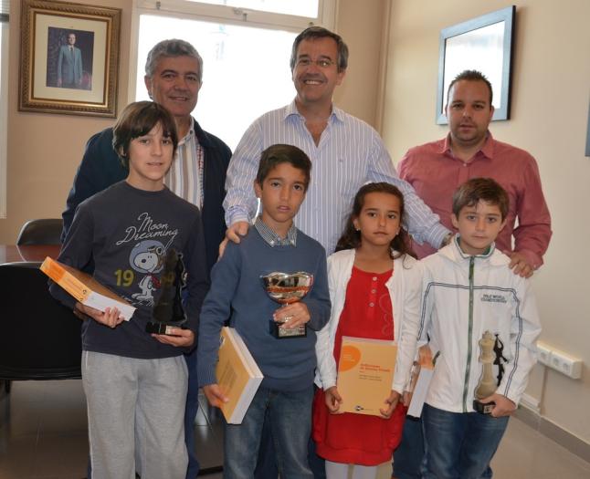 04  ALCALDE DE ESTEPONA Y MIGUEL ABRIL CON CHICOS AJEDREZ